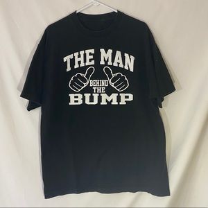 MAN BEHIND THE BUMP T SHIRT MENS L